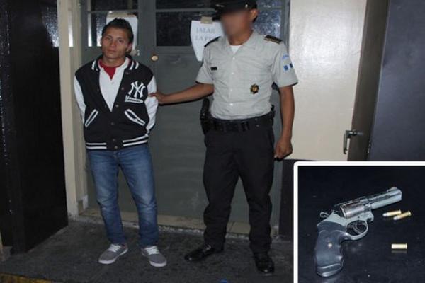 Un estudiante de 19 años, que cursa bachillerato en computación fue detenido con un arma de fuego en un colegio en la zona 1. (Foto Prensa Libre: PNC)<br _mce_bogus="1"/>