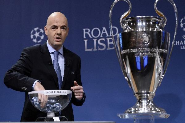 El secretario de la UEFA, Gianni Infantino, en el sorteo. (Foto Prensa Libre: AFP)