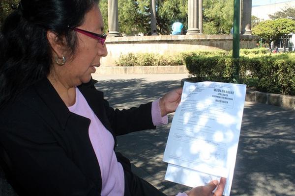 Edna Cotí, tía de la agraviada, muestra la resolución de la Sala Quinta de la Corte Suprema de Justicia, en Quetzaltenango. (Foto Prensa Libre: Carlos Ventura)