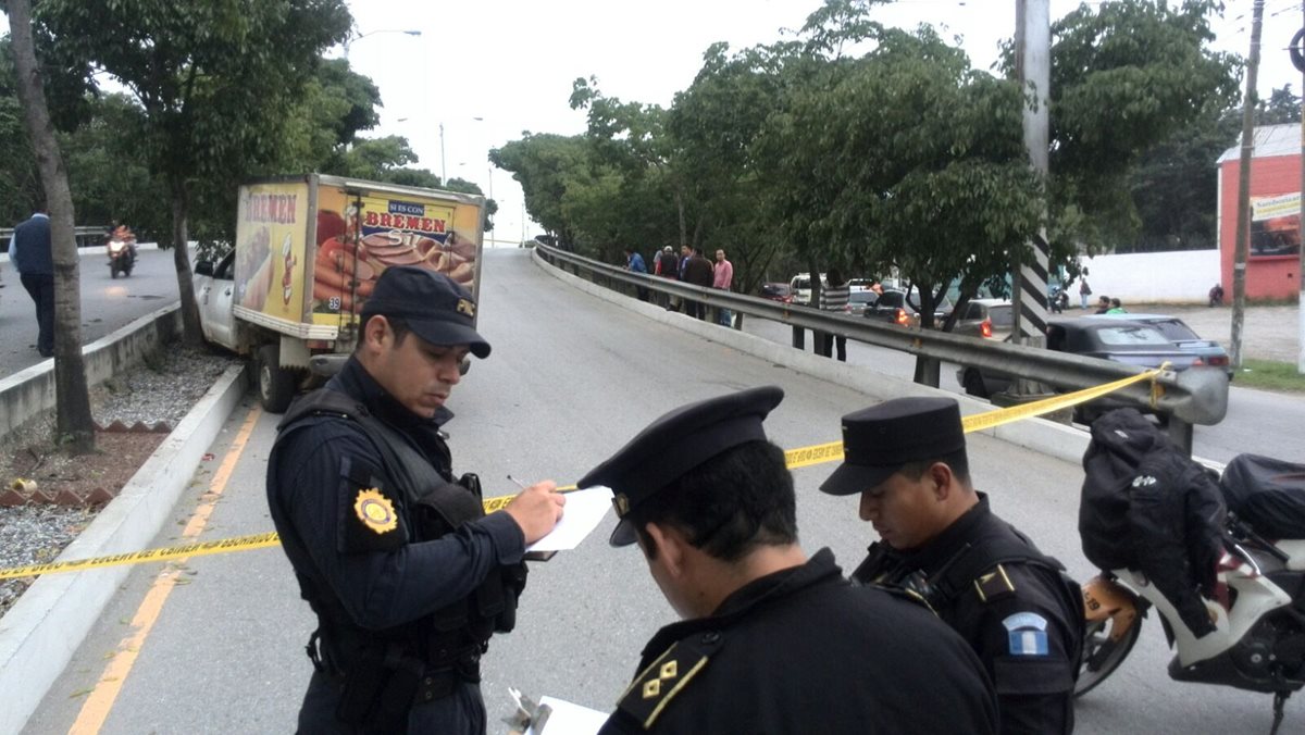 La Policía Nacional Civil detalló que el ataque contra los ocupantes del picop estaría relacionado con las extorsiones. (Foto Prensa Libre: É. Ávila)