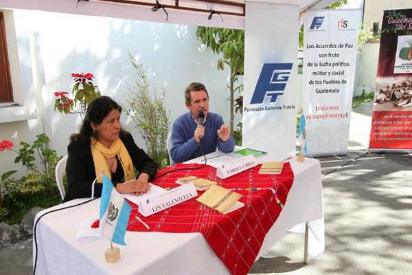 Lin Valenzuela y Enrique  Corral, de la fundación Guillermo Toriello. (Foto Prensa Libre: Érick Ávila)