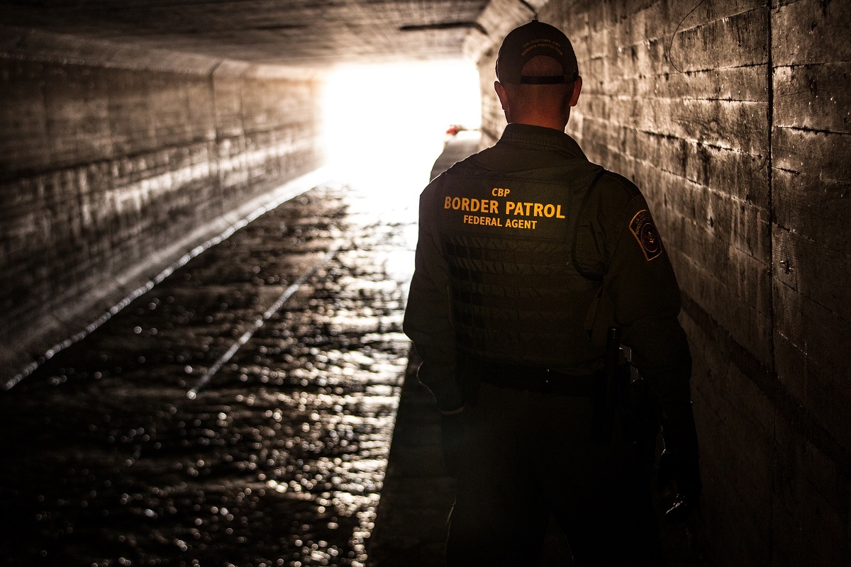 Los migrantes son sometidos a horripilantes actos de violencia y abuso sexual en manos de traficantes y coyotes. (Foto Prensa Libre: Josh Denmark, CBP)