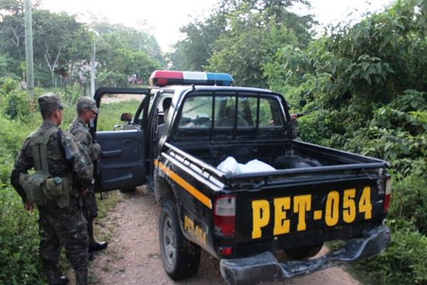 Policía traslada cuerpo de Jairo Estuardo Ramos localizado a orillas del río Tikal en el barrio El Panorama (Foto Prensa Libre: Rigoberto Escobar)<br _mce_bogus="1"/>