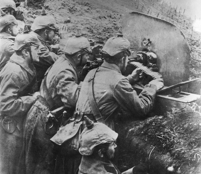 Soldados alemanes disparan desde una trinchera en el Frente Oriental durante la Primera Guerra Mundial. GETTY IMAGES