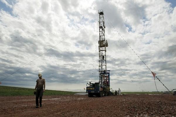 El precio del petróleo retrocedió al terminar la jornada bursátil de Nueva York. (Foto Prensa Libre: AP)