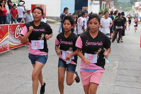 Señoritas participan en la carrera para celebrar el Día de la secretaria en Cobán. (Foto Prensa Libre: Eduardo Sam). <br _mce_bogus="1"/>