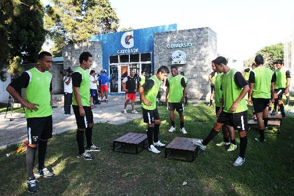 El equipo, durante el entrenamiento físico. (Foto Prensa Libre: Francisco Sánchez)