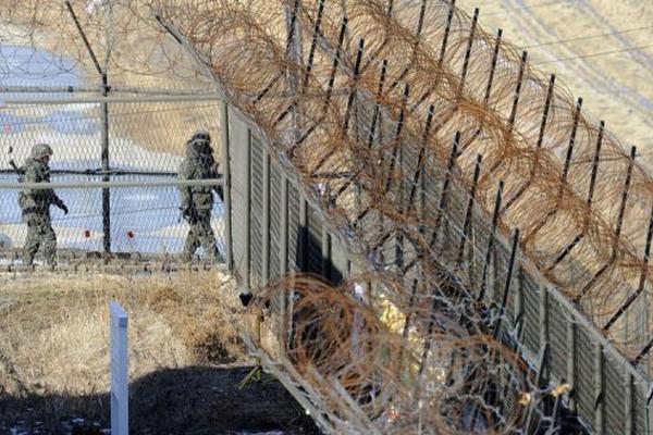 Soldados surcoreanos patrullan junto a la zona desmilitarizada que separa las dos Coreas, el pasado 25 de enero en Paju. (Foto Prensa Libre: AFP)