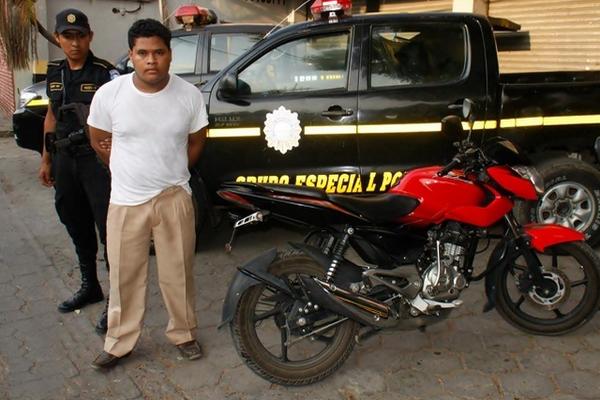 Eleazar Osorio, sindicado de haber robado una motocicleta, permanece en la subestación de Tecún Umán. (Foto Prensa Libre: Alexander Coyoy)