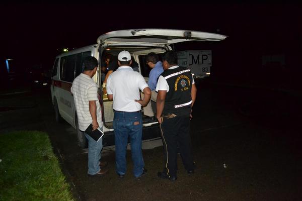 Bomberos de El Progreso trasladaron a William Clavería, quien falleció al llegar al hospital. (Foto Prensa Libre: Hugo Oliva)<br _mce_bogus="1"/>