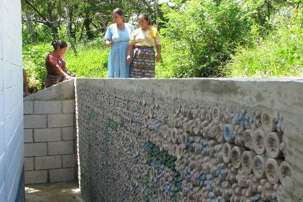 El muro evitará que la escuela se inunde.