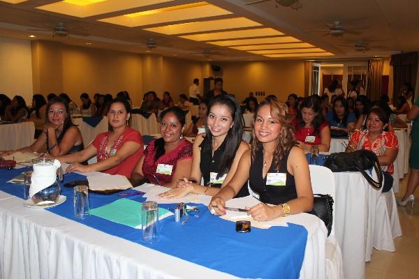 Estudiantes de Trabajo Social, durante foro sobre los desafíos que enfrentan.