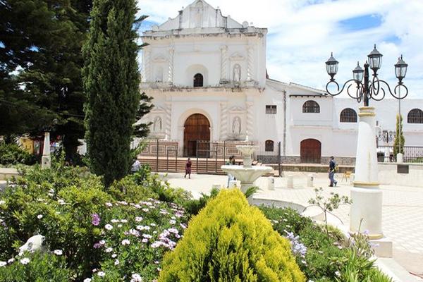 Solo el templo de San Francisco de Asís, que data de hace 473 años, queda de los edificios contruidos durante la Colonia, en Tecpán. (Foto Prensa Libre: José Rosales