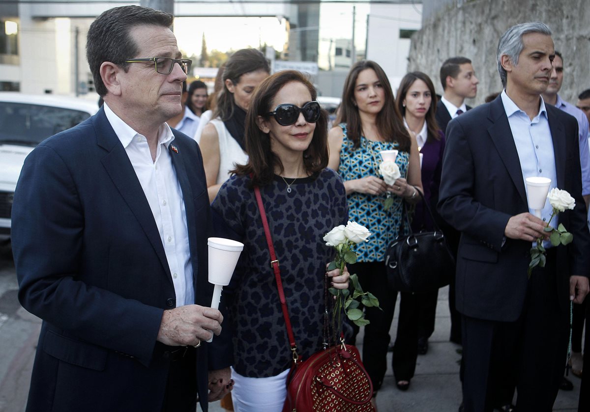 Familiares y amigos cercanos del exmandatario rezan frente al hospital donde fue intervenido el lunes. (Foto Prensa Libre: EFE).