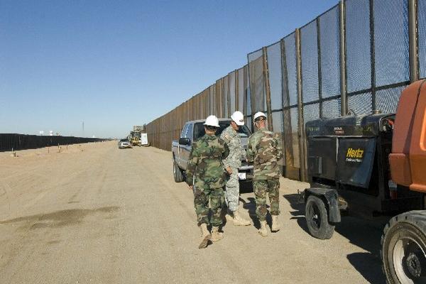 Estados Unidos busca reforzar la seguridad en la frontera con México, antes de aprobar una ley migratoria que beneficia a 11 millones de indocumentados. (Foto Prensa Libre: Archivo)