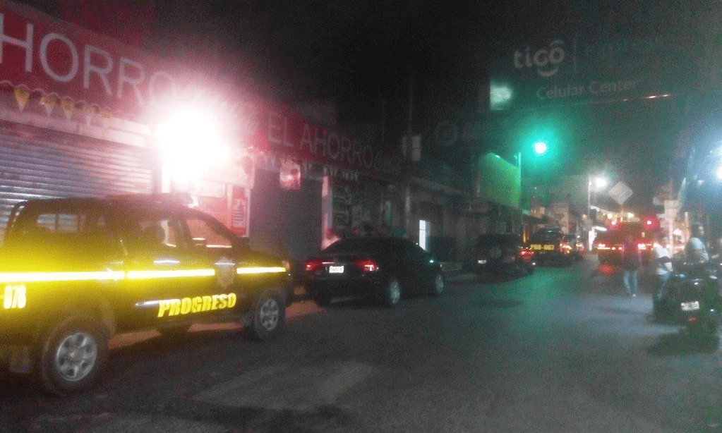 La Policía inspecciona el área de la agencia bancaria robada la noche del domingo. (Foto Prensa Libre: Hugo Oliva)