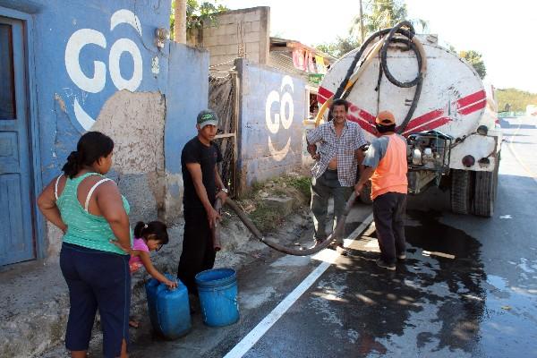 Vecinos compran a Q8 el  tonel de agua, cuando se les termina la que les proporciona la comuna.