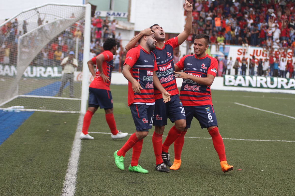 Malacateco festeja en su casa luego de haber eliminado al campeón, Antigua GFC. (Foto Prensa Libre: Aroldo Marroquín)