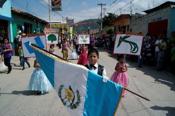 Niños de primaria  participan en caminata,  en el inicio de las fiestas de Independencia.