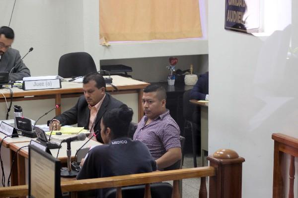 El procesado, Selvin Herminio Cruz López —de camisa a cuadros—, escucha la declaración de una médico   forense, durante audiencia efectuada en Jalapa.