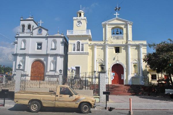 El nuevo templo —gris— fue construido  junto a la antigua iglesia.