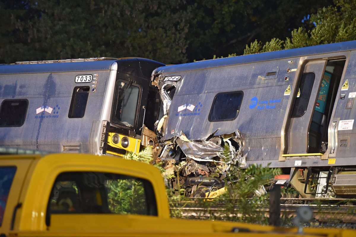 El tren se descarriló en Long Island y causó 30 heridos, algunos graves. (Foto Prensa Libre: EFE).