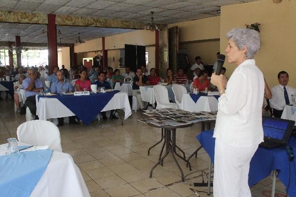 María Teresa Ilari,  médica,  habla de beneficios del agua marina a  autoridades  y profesionales.