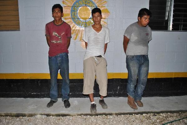 Los tres detenidos permanecen en la sede de la PNC de Petén. (Foto Prensa Libre: Rigoberto Escobar)<br _mce_bogus="1"/>