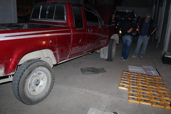 Las fuerzas combinadas lograron incautar más de 100 kilos de cocaína escondidos en el doble fondo de un picop, que transitaba en la ruta Interamericana. (Foto Prensa Libre)