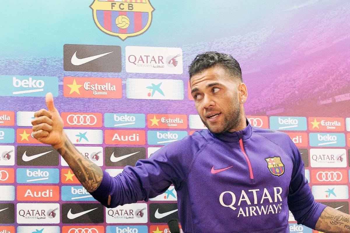 El jugador brasileño del Barcelona Dani Alves durante la rueda de prensa que ofreció esta mañana en la ciudad deportiva del club. (Foto Prensa Libre: EFE)