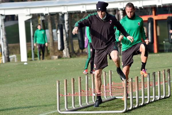 El brasileño Kaká durante el entrenamiento del Milán, previo a enfrentar al Atlético de Madrid. (Foto Prensa Libre: AFP)