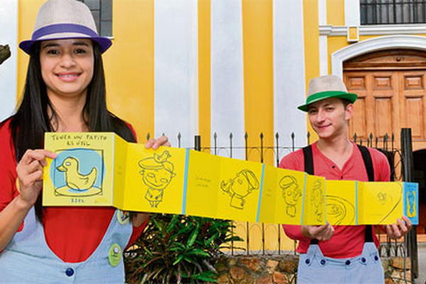 Mariela y Édgar regalan sonrisas a los niños que acuden a sus funciones. (Foto Prensa Libre: Ángel Elías)