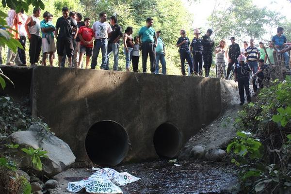 Cadáver fue localizado a orillas de un riachuelo ubicado en la ruta a la aldea La Felicidad, Coatepeque. (Foto Prensa Libre: Alexánder Coyoy)