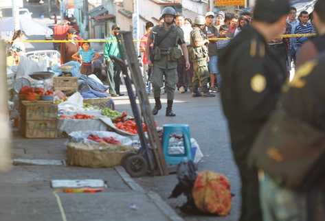 Los restos fueron hallados por vendedores del  mercado El Guarda. (Foto Prensa Libre: Erlie Castillo)