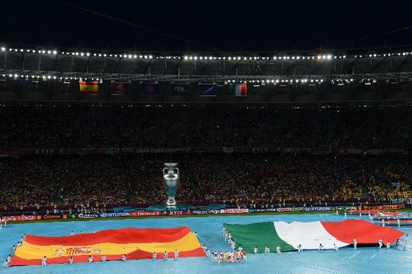 Panorámica de la ceremonia de clausura de la Eurocopa en Kiev. (Foto Prensa Libre: AFP)