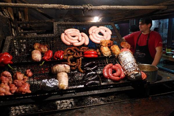 La alcaldía de Montevideo propone retirar de la vista los saleros y otros condimentos con elevado contenido en sodio de las mesas de bares y restaurantes de la urbe. (Foto Prensa Libre: EFE)