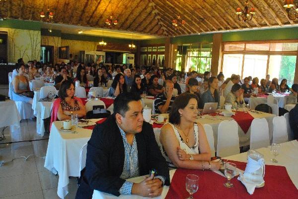 Asistentes a las pláticas acerca de la desnutrición, en San Martín Zapotitlán.