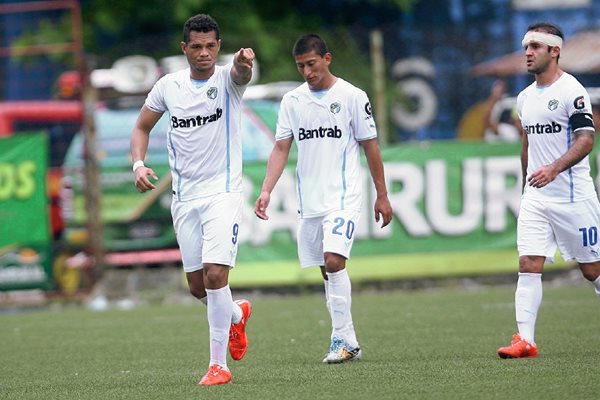 Rolando Blackburn (izquierda) festeja su anotación ante Malacateco. (Foto Prensa Libre: Norvin Mendoza).