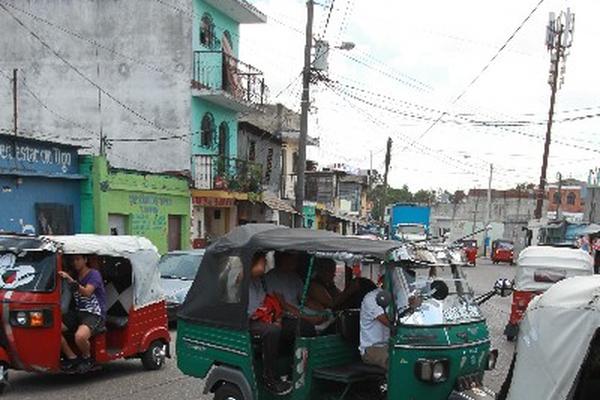 Ante la  falta de autobuses urbanos, vecinos de la colonia La Reinita, zona 6,  utilizan mototaxis para transportarse.