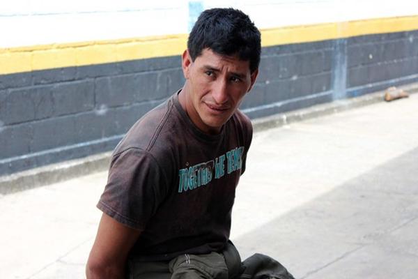 A Sergio Estuardo Navichoque del Cid, de 27 años, se le incautó marihuana y un arma de fuego, se presume que es distribuidor de droga en Jalapa. (Foto Prensa Libre: Hugo Oliva)