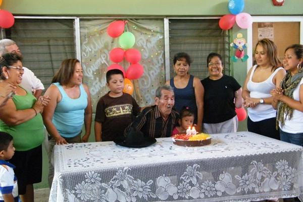 Pablo Oliva García comparte en familia la celebración de su 99 cumpleaños. (Foto Prensa Libre: Héctor Contreras)<br _mce_bogus="1"/>