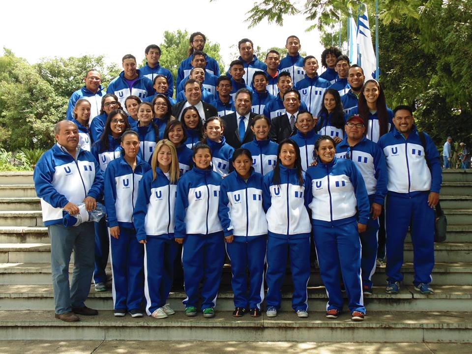 La delegación guatemalteca posa, previo a su participación en los Juegos Universitarios. (Foto Prensa Libre: Cortesía Usac)