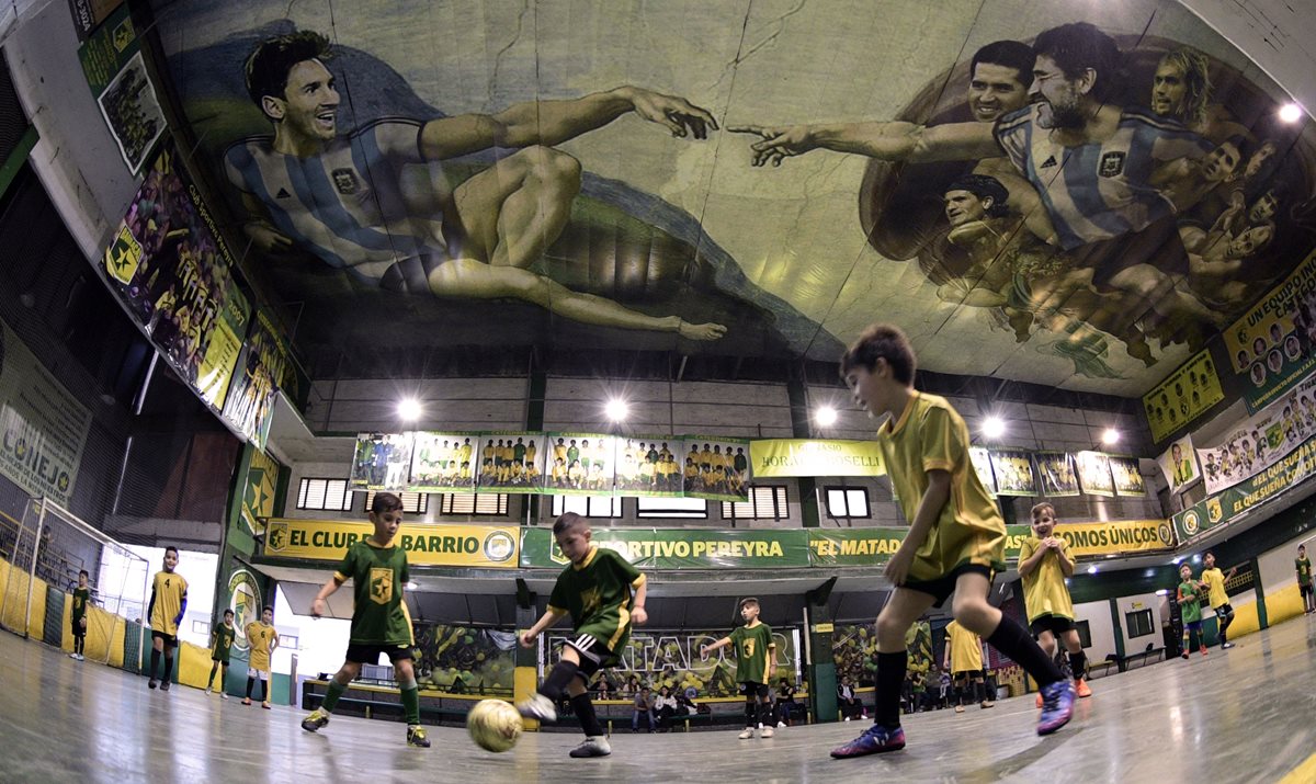 Diego Maradona Y Lionel Messi Protagonizan Un Mural De Club Argentino Prensa Libre