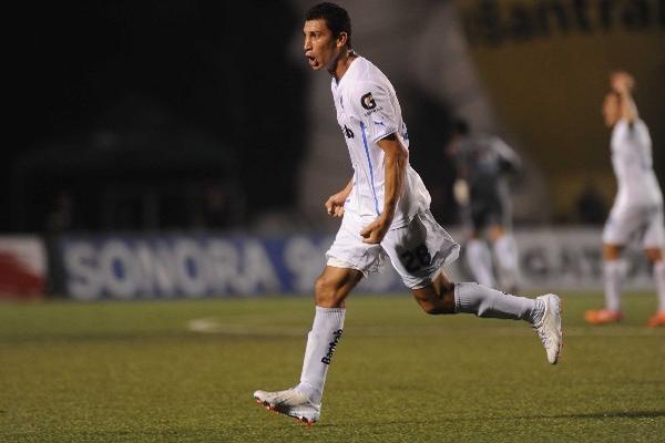 Joel Benítez explotó de emoción al marcar el 2-1 momentáneo. (Foto Prensa Libre: Francisco Sánchez)