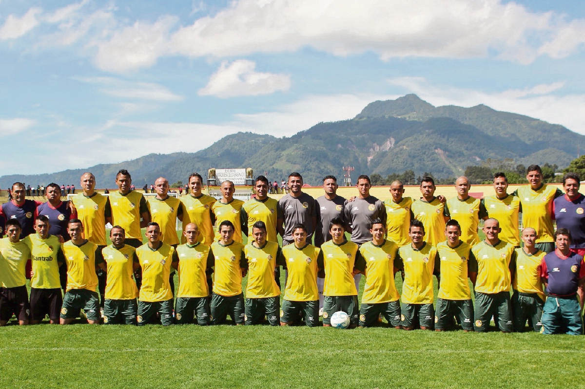 Plantel completo de Marquense, que a partir del 2 de agosto comienza el torneo Apertura 2015, cuando reciba, a las 16 horas, a la Universidad de San Carlos. (Foto Prensa Libre: Aroldo Marroquín)