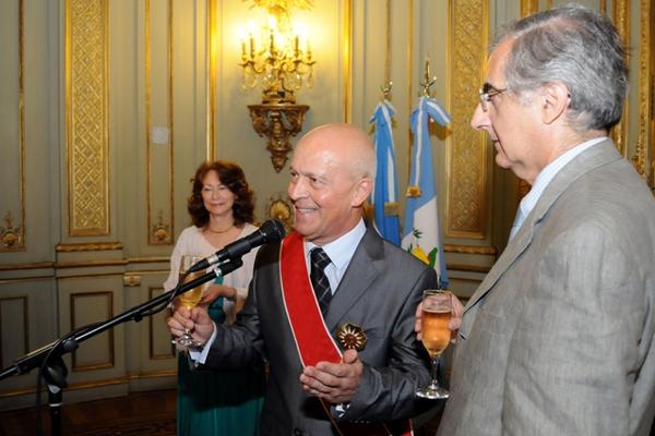 El embajador de Guatemala en Argentina, Fernando González Davison, recibió la Orden de Mayo al Mérito en Grado de Gran Cruz, como reconocimiento a su esfuerzo y colaboración para fortalecer las relaciones entre ambos países. (Foto Prensa Libre: Cancillería)