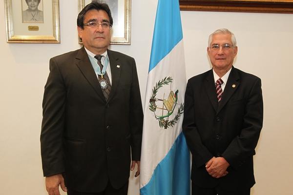 El guatemalteco Benjamín Monterroso, izquierda, recibe la Orden del Quetzal por su trabajo realizado con los migrantes en Estados Unidos. (Foto Prensa Libre: Álvaro Interiano)