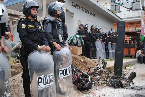 aGENTES RESGUARDAN subestación, tras ataque.