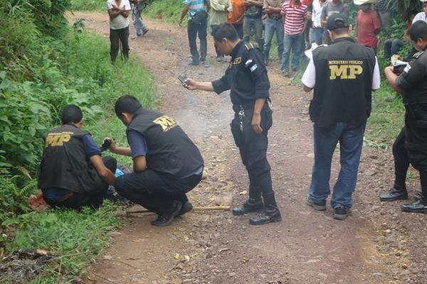 Investigadores examinan el cadáver de Cecilio García Guillén, quien murió por heridas de arma cortante, en Jocotán. (Foto Prensa Libre: Edwin Paxtor) 