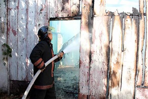 Bomberos Voluntarios de Retalhuleu controlaron el incendio (Foto Prensa Libre: ROLANDO MIRANDA)